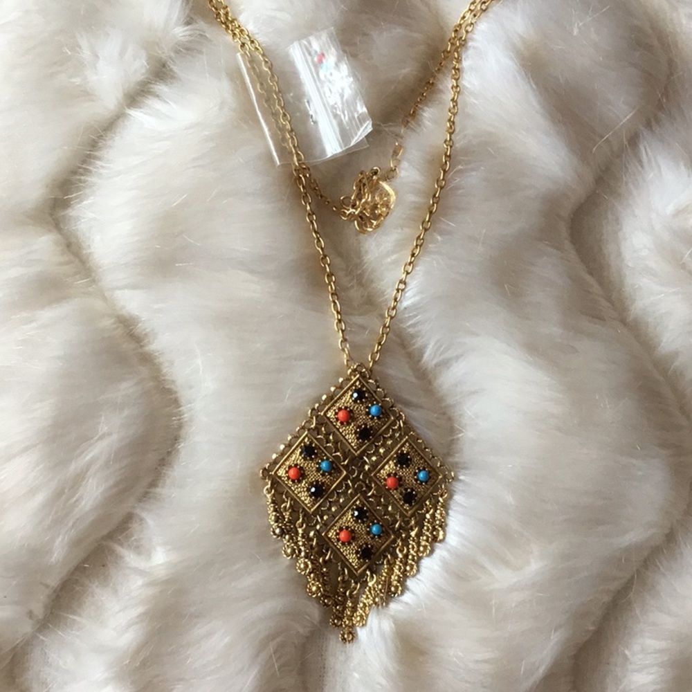 Gold long pendant necklace.